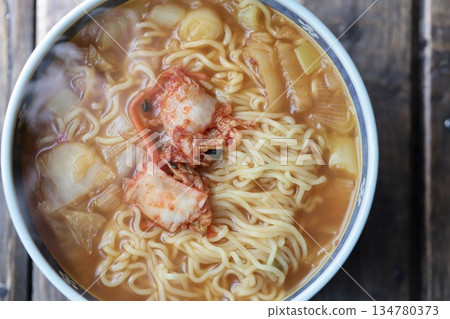 用泡菜燉煮的速食味噌拉麵 用泡菜燉煮的速食味噌拉麵 134780373