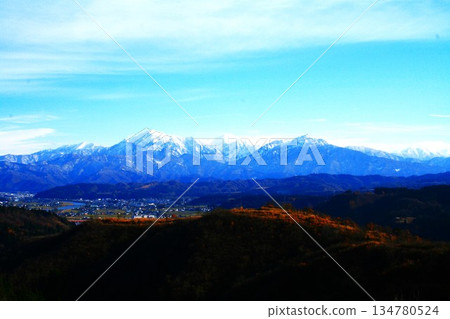 初冬時節，鄉村景色宜人，越後三山白雪皚皚。 134780524