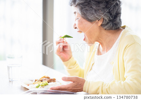 高級女人吃 134780738