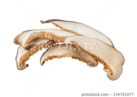 透明背景上的乾香菇（donko）切片（png） 134781077