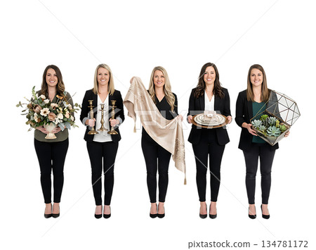 一群策劃師齊聚一堂，展示精美的裝飾品。 134781172