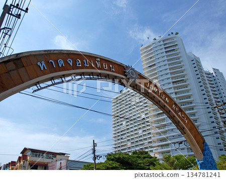 An arched structure that stands out against the blue sky 134781241