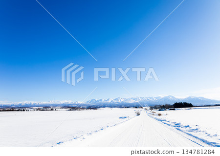Image of the Tokachi mountain range and winter road seen from around Biei Town, Hokkaido in winter Image of the Tokachi mountain range and winter road seen from around Biei Town, Hokkaido in winter 134781284