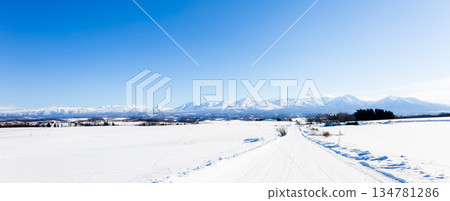 Image of the Tokachi mountain range and winter road seen from around Biei Town, Hokkaido in winter 134781286