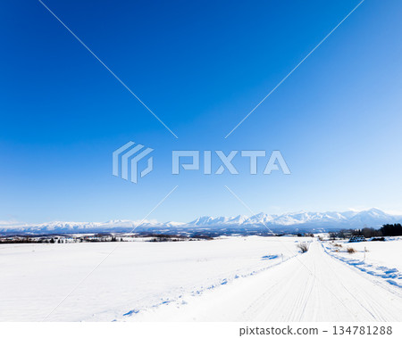 Image of the Tokachi mountain range and winter road seen from around Biei Town, Hokkaido in winter Image of the Tokachi mountain range and winter road seen from around Biei Town, Hokkaido in winter 134781288
