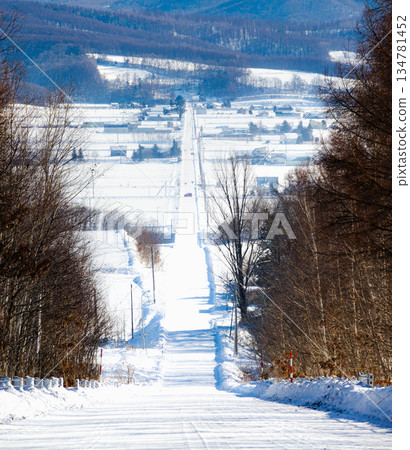 從北海道上富良野市江花全景公路看到的冬季景色 134781452