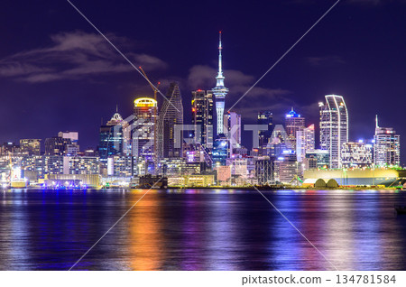 紐西蘭最大城市奧克蘭的美麗夜景 紐西蘭最大城市奧克蘭的美麗夜景 134781584