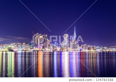 紐西蘭最大城市奧克蘭的美麗夜景 紐西蘭最大城市奧克蘭的美麗夜景 134781588