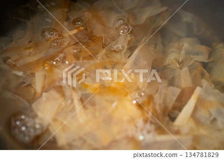 用乾鰹魚片熬煮的湯底圖片 134781829