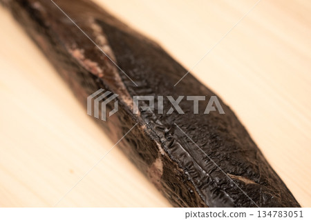 砧板上用稻草烤製的炙烤鰹魚圖片 砧板上用稻草烤製的炙烤鰹魚圖片 134783051