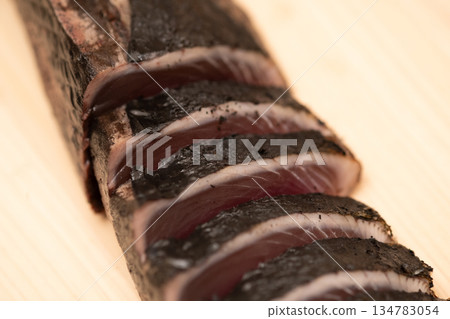 砧板上用稻草烤製的炙烤鰹魚圖片 砧板上用稻草烤製的炙烤鰹魚圖片 134783054