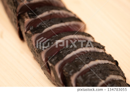 砧板上用稻草烤製的炙烤鰹魚圖片 砧板上用稻草烤製的炙烤鰹魚圖片 134783055