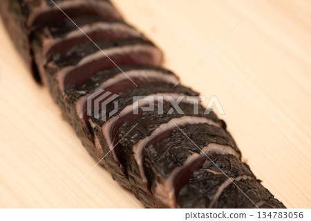 砧板上用稻草烤製的炙烤鰹魚圖片 砧板上用稻草烤製的炙烤鰹魚圖片 134783056