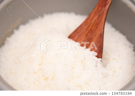 剛煮好的米飯，米粒直立著。 134783194