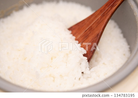 剛煮好的米飯，米粒直立著。 134783195