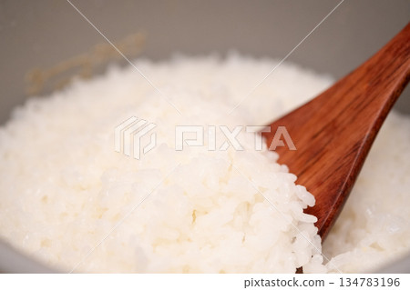 剛煮好的米飯，米粒直立著。 134783196