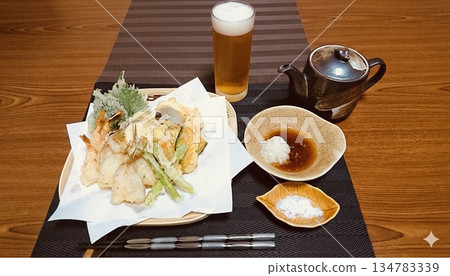 “晚間飲品套餐：新鮮炸製的天婦羅和一杯啤酒” 134783339