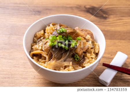 Brown rice cooked with chicken and maitake mushrooms 134783359