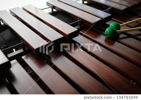 馬林巴琴與綠色木槌 134783849