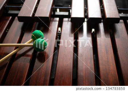 馬林巴琴與綠色木槌 134783850