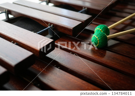 一架馬林巴琴和上面的綠色琴槌 134784011