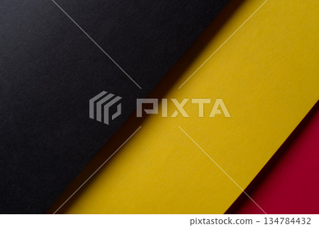 紅色、黃色和黑色背景 134784432