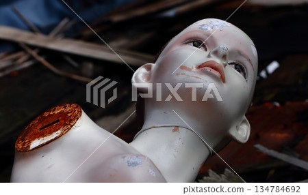 一位美麗的模特兒被遺棄在一棟廢棄的房子裡 一位美麗的模特兒被遺棄在一棟廢棄的房子裡 134784692