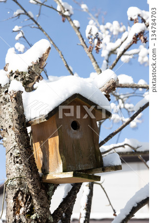 鳥屋屋頂上積滿了雪。 鳥屋屋頂上積滿了雪。 134784703