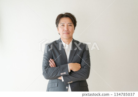 雙臂交叉的商人 134785037