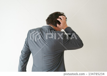 一個男人抱著頭的後視圖 134785234