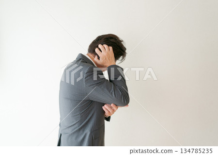 憂心忡忡的中年商人 134785235