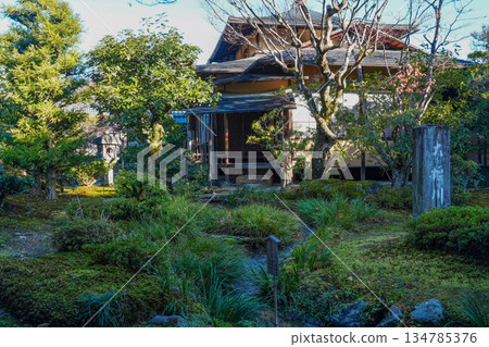 天龍寺庭園中的大井川（冬日清晨） 134785376