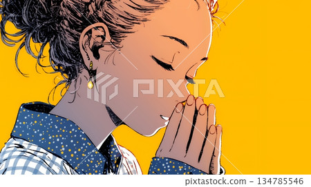 年輕女子雙手合十祈禱 134785546
