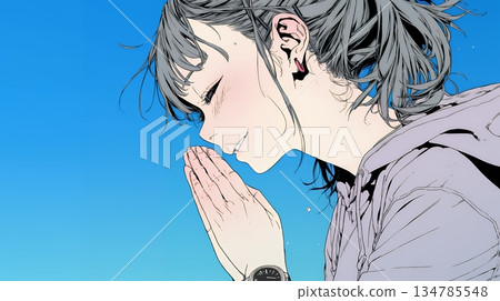 年輕女子雙手合十祈禱 134785548
