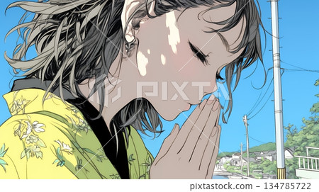 一位身著和服的年輕女子雙手合十祈禱。 134785722