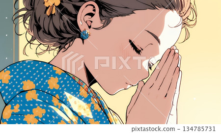 一位身著和服的年輕女子雙手合十祈禱。 134785731