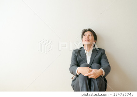 商人雙膝跪地 商人雙膝跪地 134785743