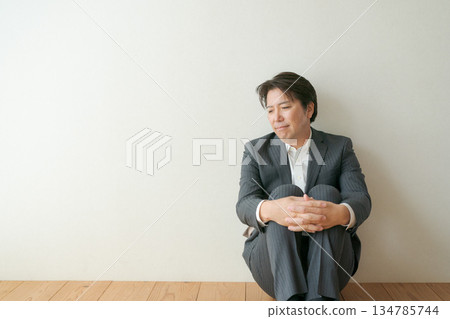 商人雙膝跪地 134785744