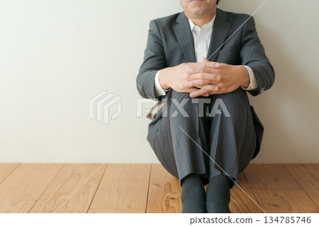 商人雙膝跪地 134785746