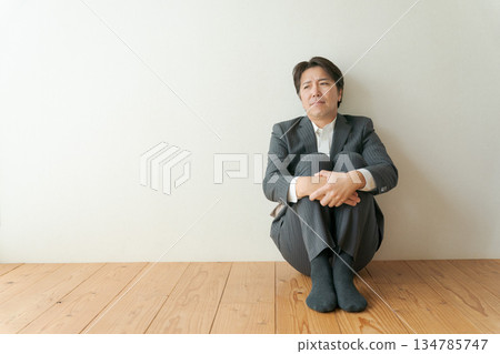 商人雙膝跪地 134785747