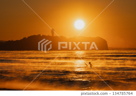 日出時分，衝浪者在茅崎海灘等待海浪。 134785764