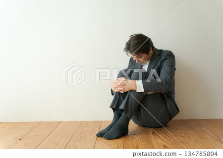 商人雙膝跪地 134785804