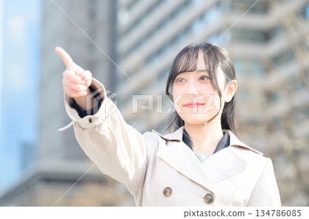 一名女子在辦公區指著什麼 134786085