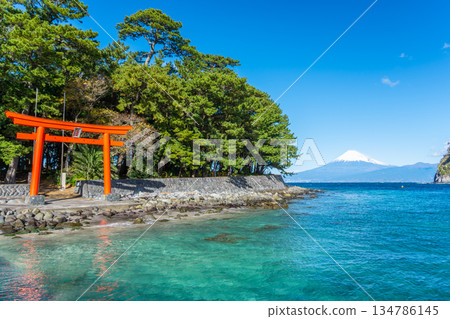 Morokuchi神社鳥居，駿河灣和富士山“戶田，沼津市” 134786145