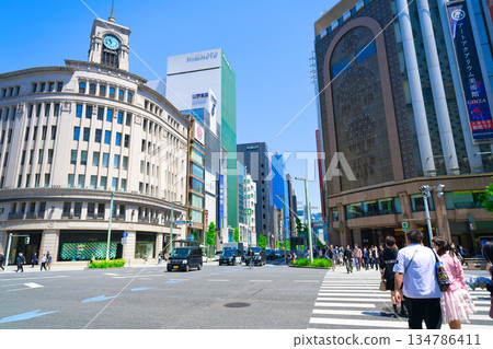 [東京] 5月，銀座4丁目十字路口 134786411
