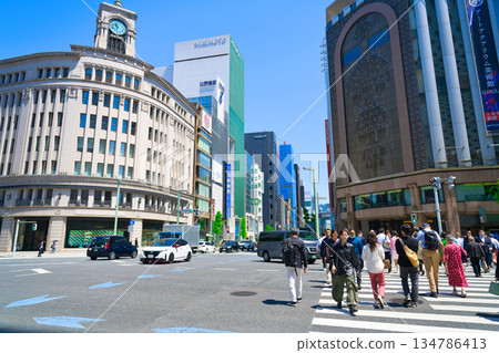 [東京] 5月，銀座4丁目十字路口 134786413