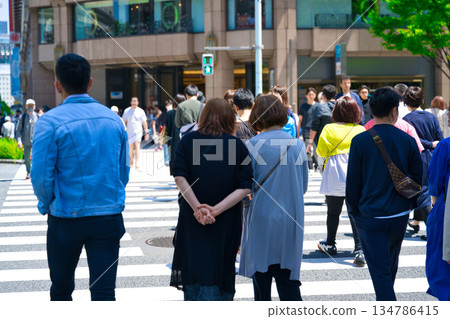 [東京] 5月，銀座4丁目十字路口 134786415