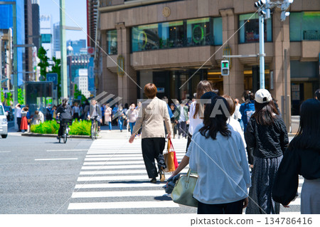 [東京] 5月，銀座4丁目十字路口 134786416