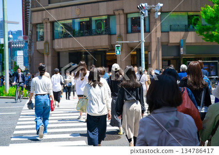 [東京] 5月，銀座4丁目十字路口 134786417