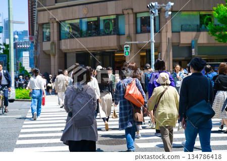 [東京] 5月，銀座4丁目十字路口 134786418